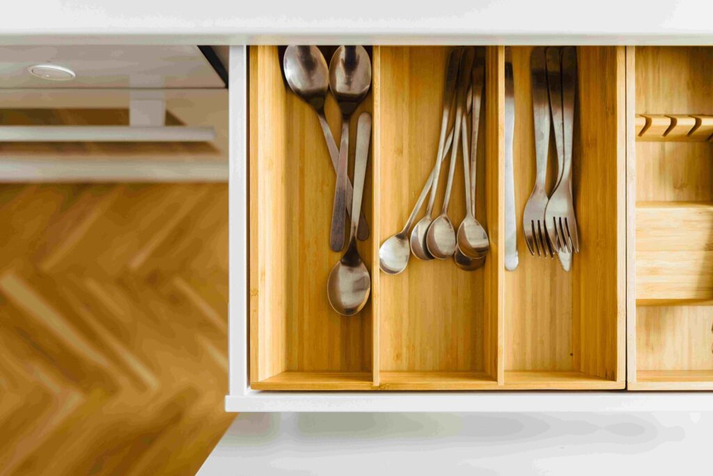Utensil drawer with divider