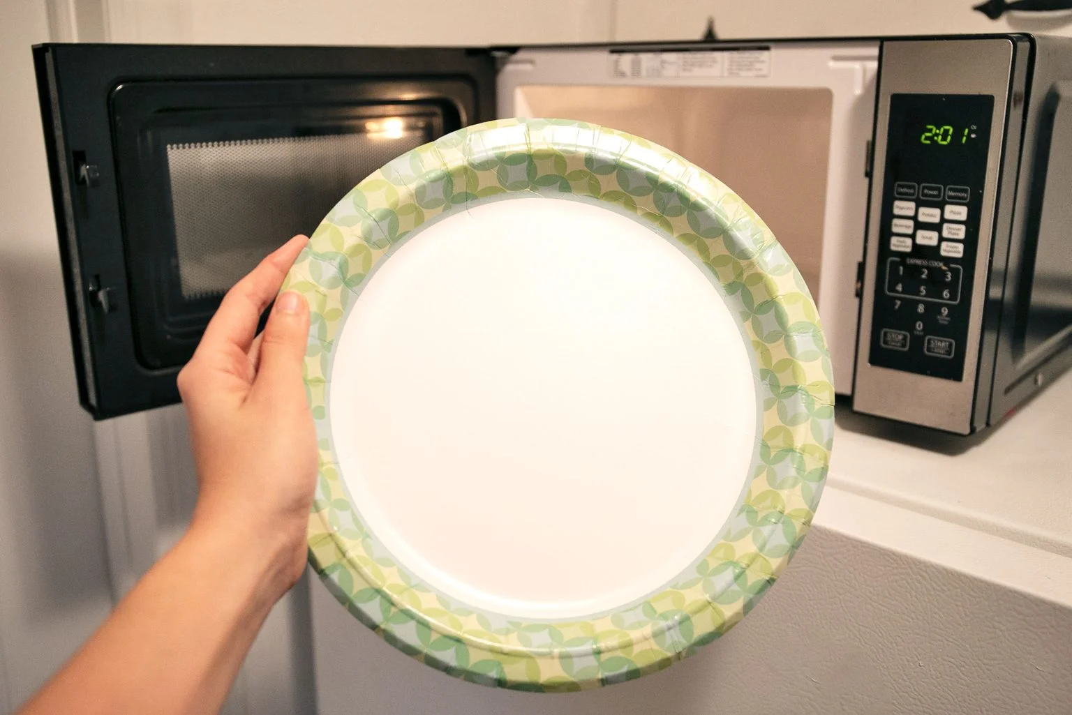 can paper plates go in the microwave