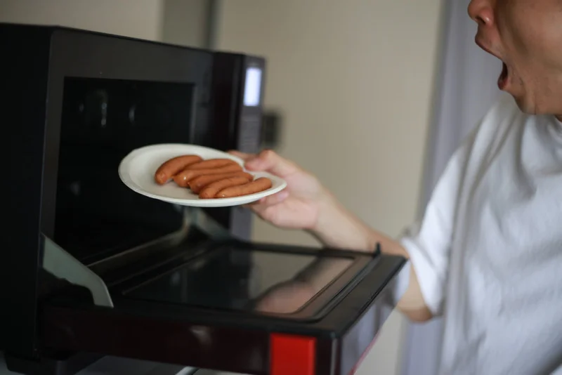 can paper plates go in the microwave